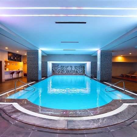 Cevahir Hotel Istanbul Asia Ngoại thất bức ảnh The swimming pool at the hotel