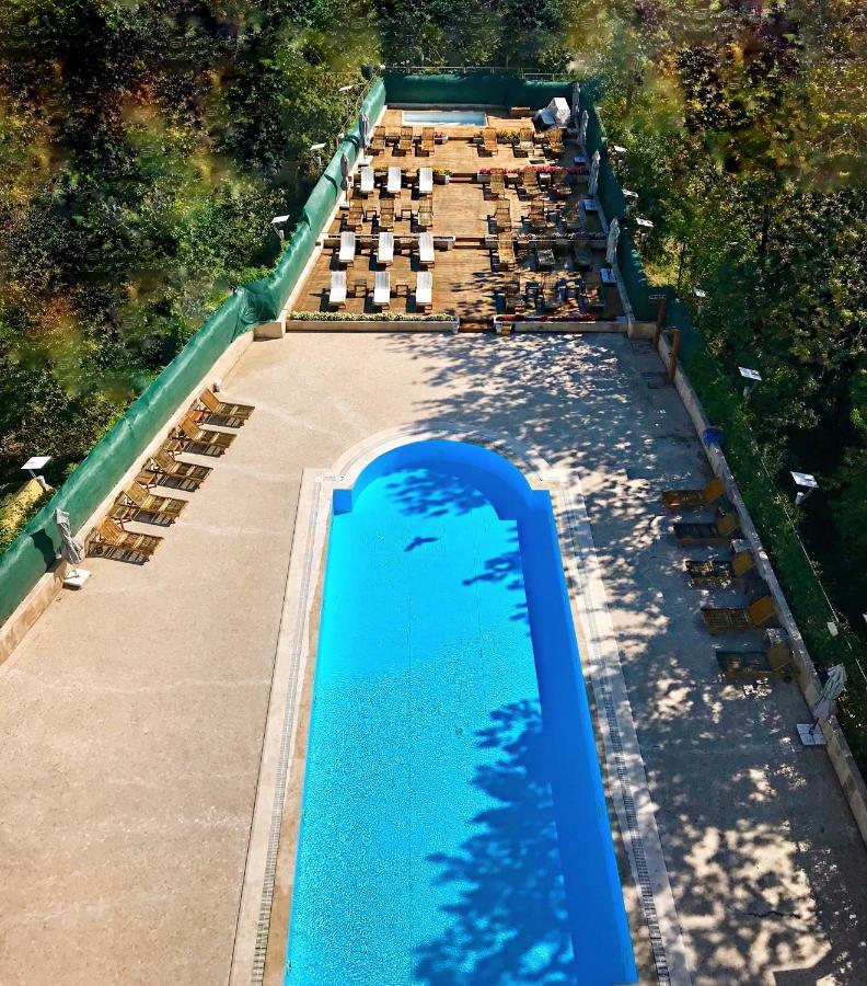 Cevahir Hotel Istanbul Asia Ngoại thất bức ảnh The swimming pool at the hotel